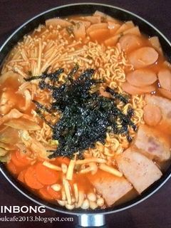 รูปของ บะหมี่หม้อไฟเกาหลี บูแดชีเก (부대찌개) #อาหารเกาหลี
