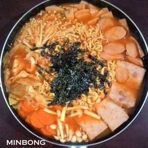 บะหมี่หม้อไฟเกาหลี บูแดชีเก (부대찌개) #อาหารเกาหลี