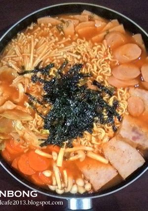 รูปของ บะหมี่หม้อไฟเกาหลี บูแดชีเก (부대찌개) #อาหารเกาหลี