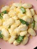 Nhoque com molho cremoso e espinafres