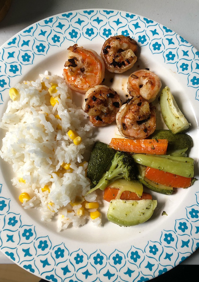 Una foto de Camarones al mojo de ajo