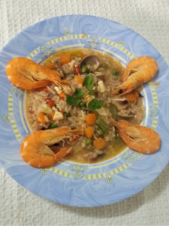 Una foto de Arroz con marisco y verduras