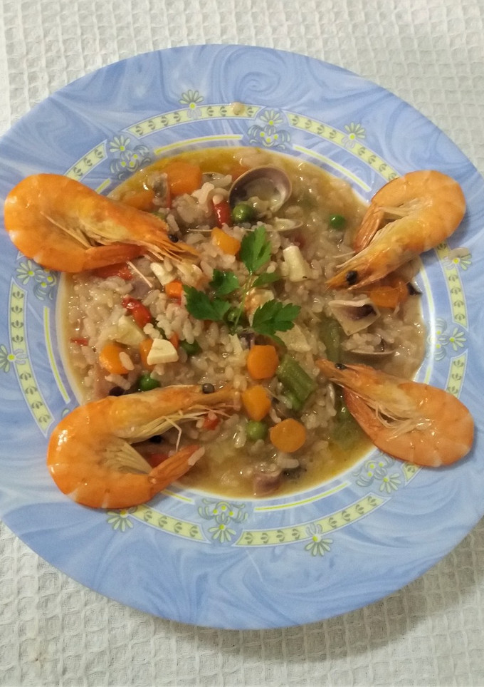 Una foto de Arroz con marisco y verduras