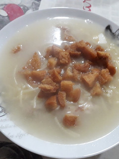 Una foto de Sopa de pollo con pan frito