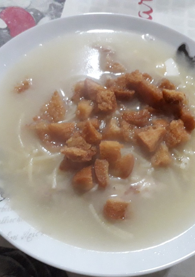 Una foto de Sopa de pollo con pan frito