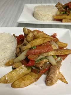 Una foto de Pollo salteado con verduras rústicas y arroz cremoso