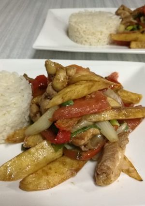 Una foto de Pollo salteado con verduras rústicas y arroz cremoso