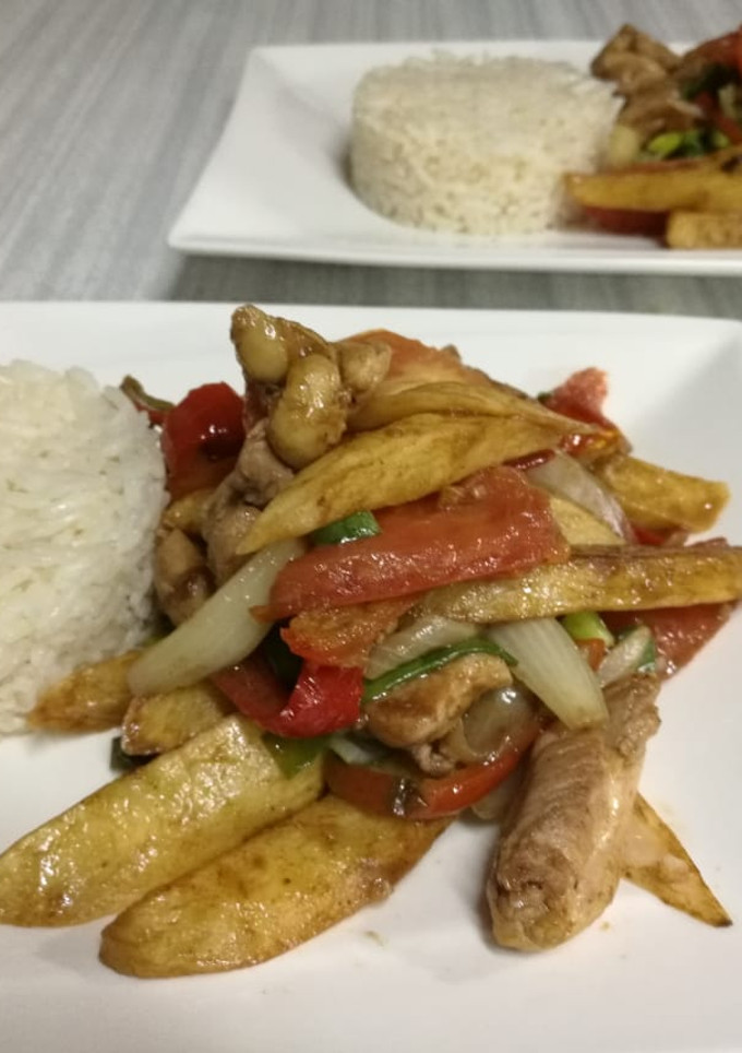 Una foto de Pollo salteado con verduras rústicas y arroz cremoso