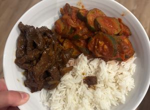 Une photo de Bœuf aux oignons et poêlé de courgettes