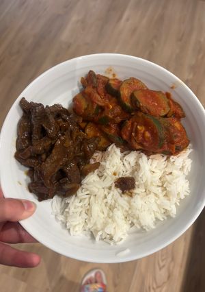 Une photo de Bœuf aux oignons et poêlé de courgettes