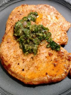 A picture of Fast-fried pork chops with ladybug sauce.