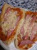 Paninis caseros con salchichas y quesos rallados