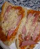 Paninis caseros con salchichas y quesos rallados