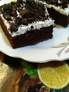 صورة لوصفة كيك طبقات بالكريمة وبسكويت الأوريو 😋❤️