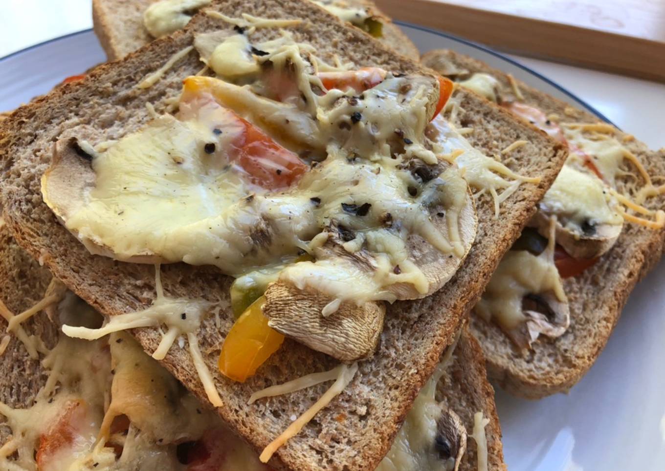 Roti panggang jamur dengan keju dan paprika (mirip ama roti pizza)