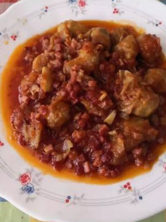Una foto de Alcachofas con jamón y tomate