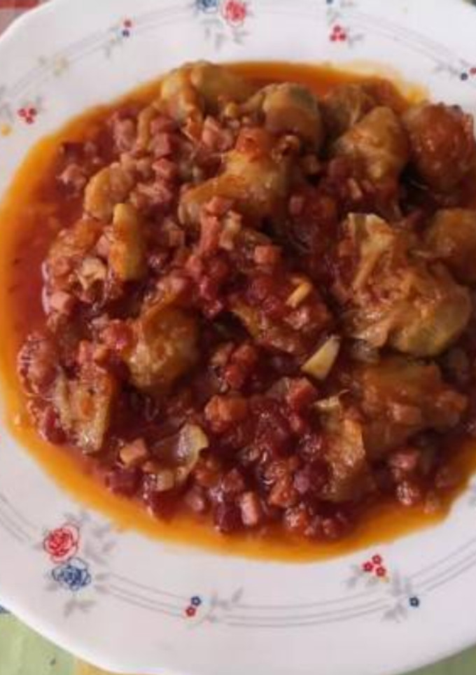 Una foto de Alcachofas con jamón y tomate