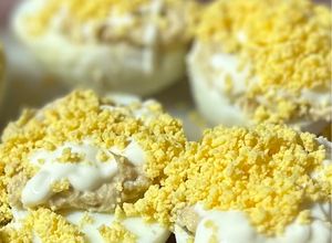 Una foto de Huevos 🥚 rellenos (huevos mimosa)
