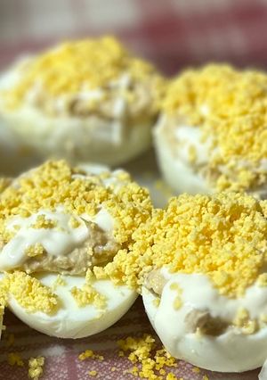 Una foto de Huevos 🥚 rellenos (huevos mimosa)