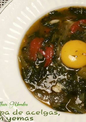 Foto principal de Sopa de acelgas con yemas de huevos