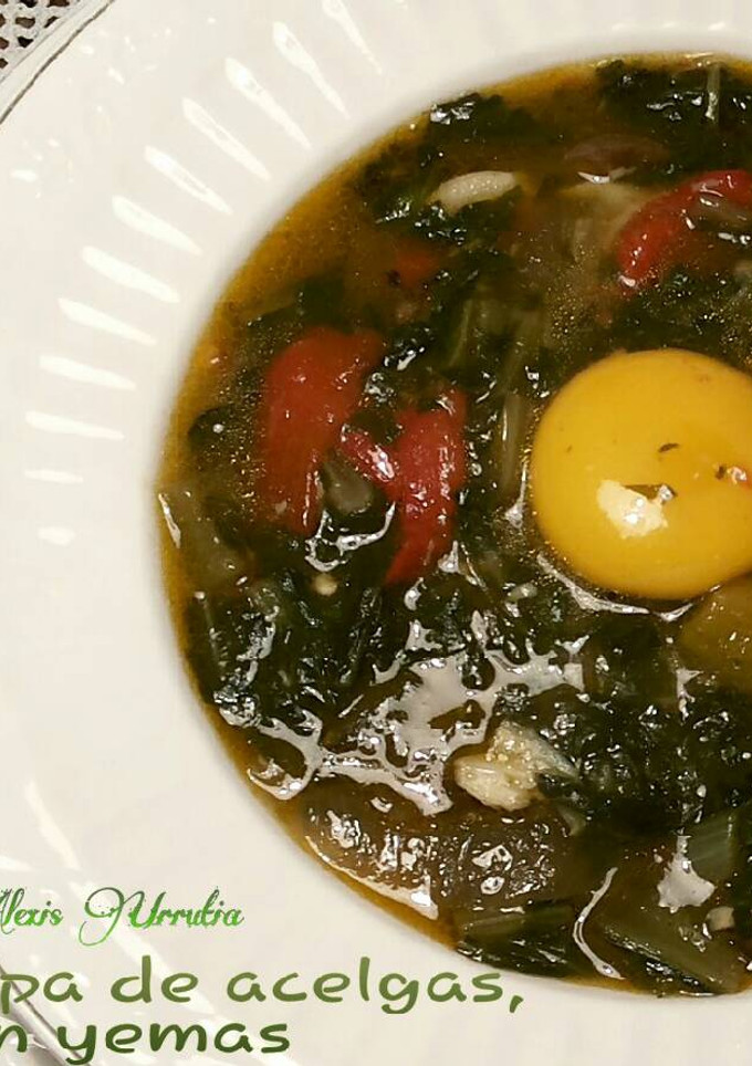 Una foto de Sopa de acelgas con yemas de huevos