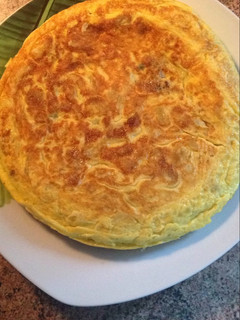 Una foto de Tortilla de patata con cebolla y huevos camperos
