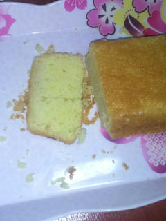 Una foto de Budín de limón húmedo fácil. Sin manteca, huevos o leche