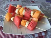Una foto de sandia melón y plátano