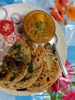 बथुआ का पराठा (Bathua ka paratha recipe in Hindi) रेसिपी मुख्य फोटो