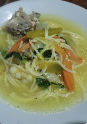 Una foto de Sopa de pollo criollo con sabor oriental