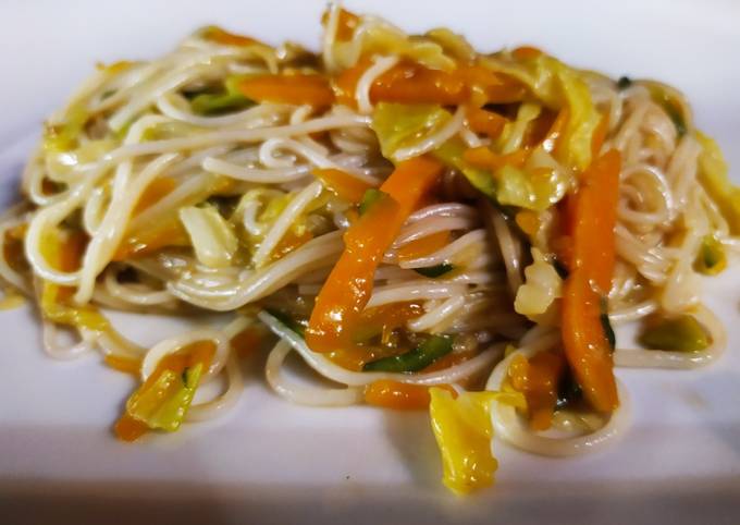 Ricetta Noodles,di riso con verdure 🍜 e brodo di miso di Daniela Manzoni  Prado - Cookpad