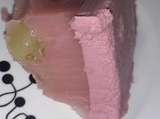 Una foto de postres con uvas