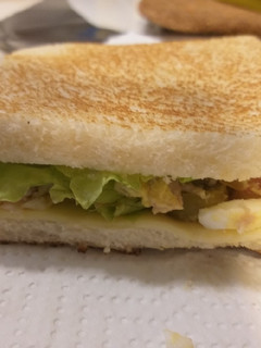 Una foto de Sándwich de aprovechamiento de la ensalada de aprovechamiento