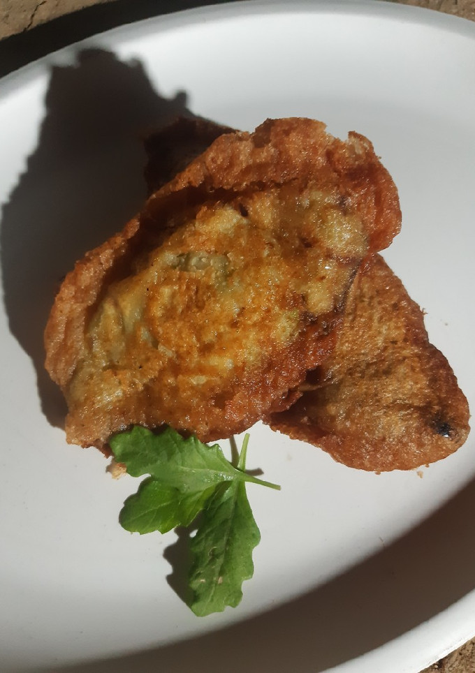 Una foto de Chile relleno artesanal