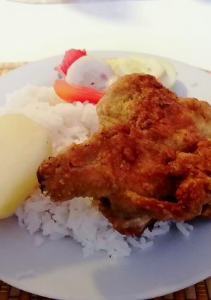 Una foto de Pollo broster casero con ensalada