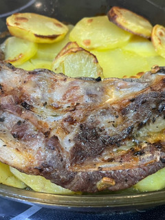 Una foto de Costillar de cerdo adobado y al horno