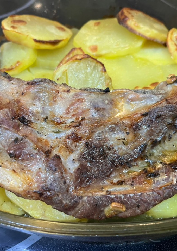 Una foto de Costillar de cerdo adobado y al horno