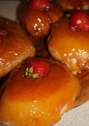 A picture of Strawberry Crème Brûlée Doughnuts.
