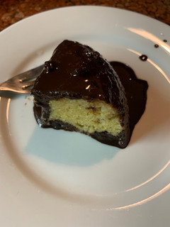 Una foto de TORTA de NARANJA y NUECES con baño de CHOCOLATE (fácil y rápido, sin harina) en microondas