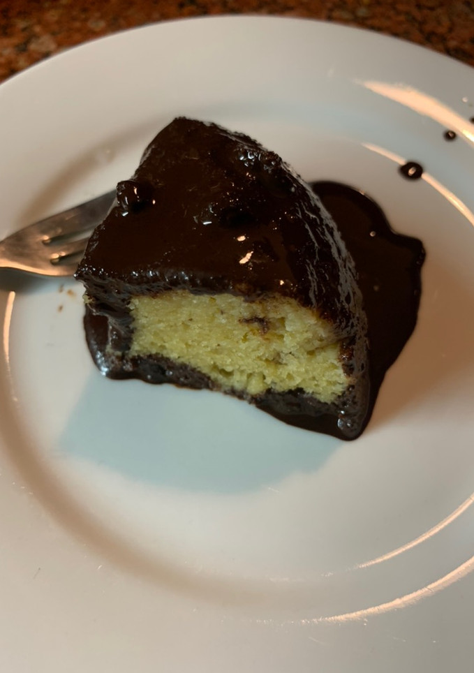 Una foto de TORTA de NARANJA y NUECES con baño de CHOCOLATE (fácil y rápido, sin harina) en microondas