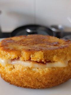 Una foto de Sandwich de queso y dulce de guayaba🥯🍯🧀en pan de maiz🥐🌽🥯