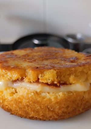 Una foto de Sandwich de queso y dulce de guayaba🥯🍯🧀en pan de maiz🥐🌽🥯