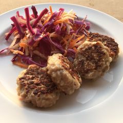 A picture of Danish meatballs (Frikadeller) with coleslaw.