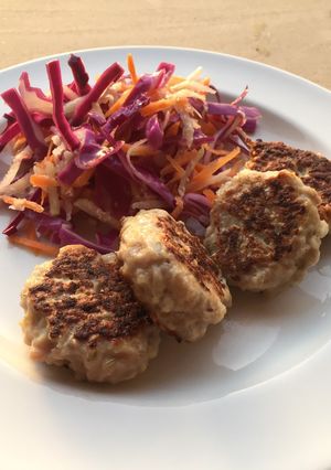 A picture of Danish meatballs (Frikadeller) with coleslaw.