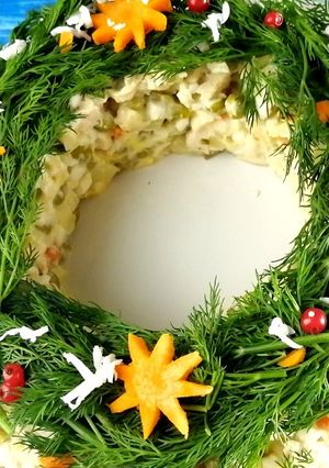 Фото Новогодний венок из салата «Столичный».