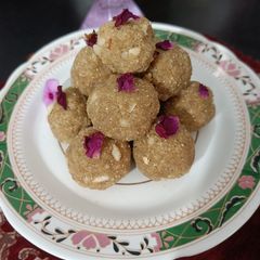 A picture of Multigrain atta+poha Ladoo.