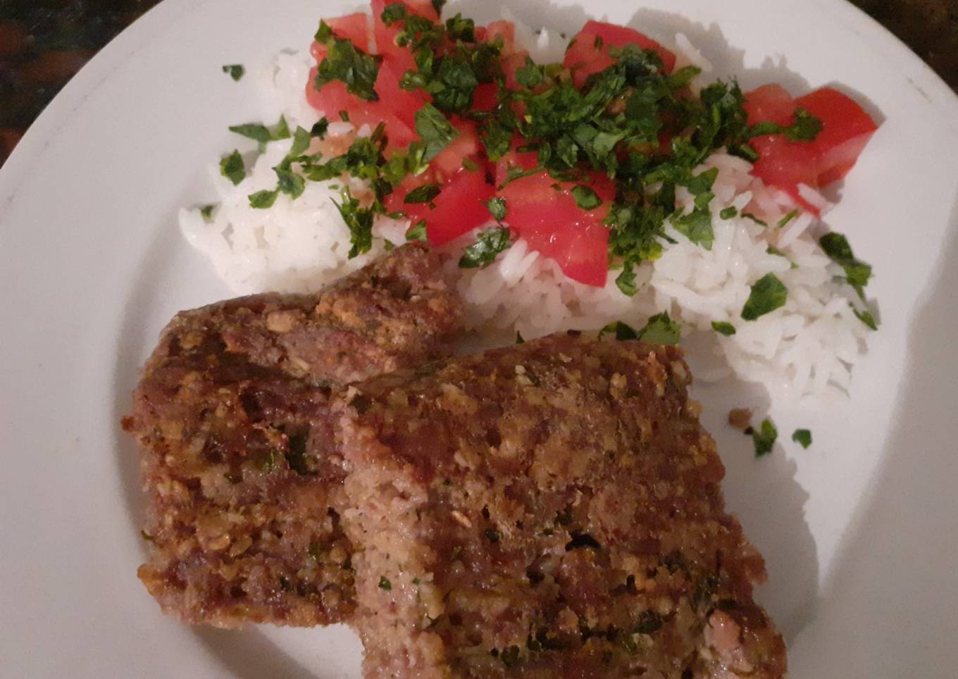 Pastel de carne picada y avena con guarnición