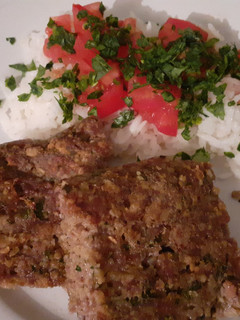 Una foto de Pastel de carne picada y avena con guarnición
