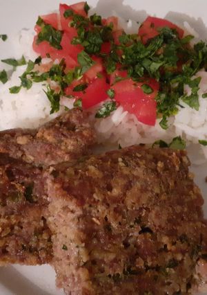 Una foto de Pastel de carne picada y avena con guarnición