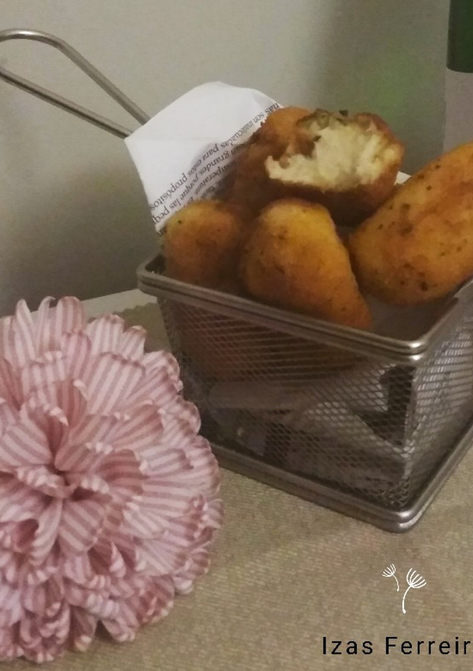 Una foto de Croquetas de puerro, merluza y gambas